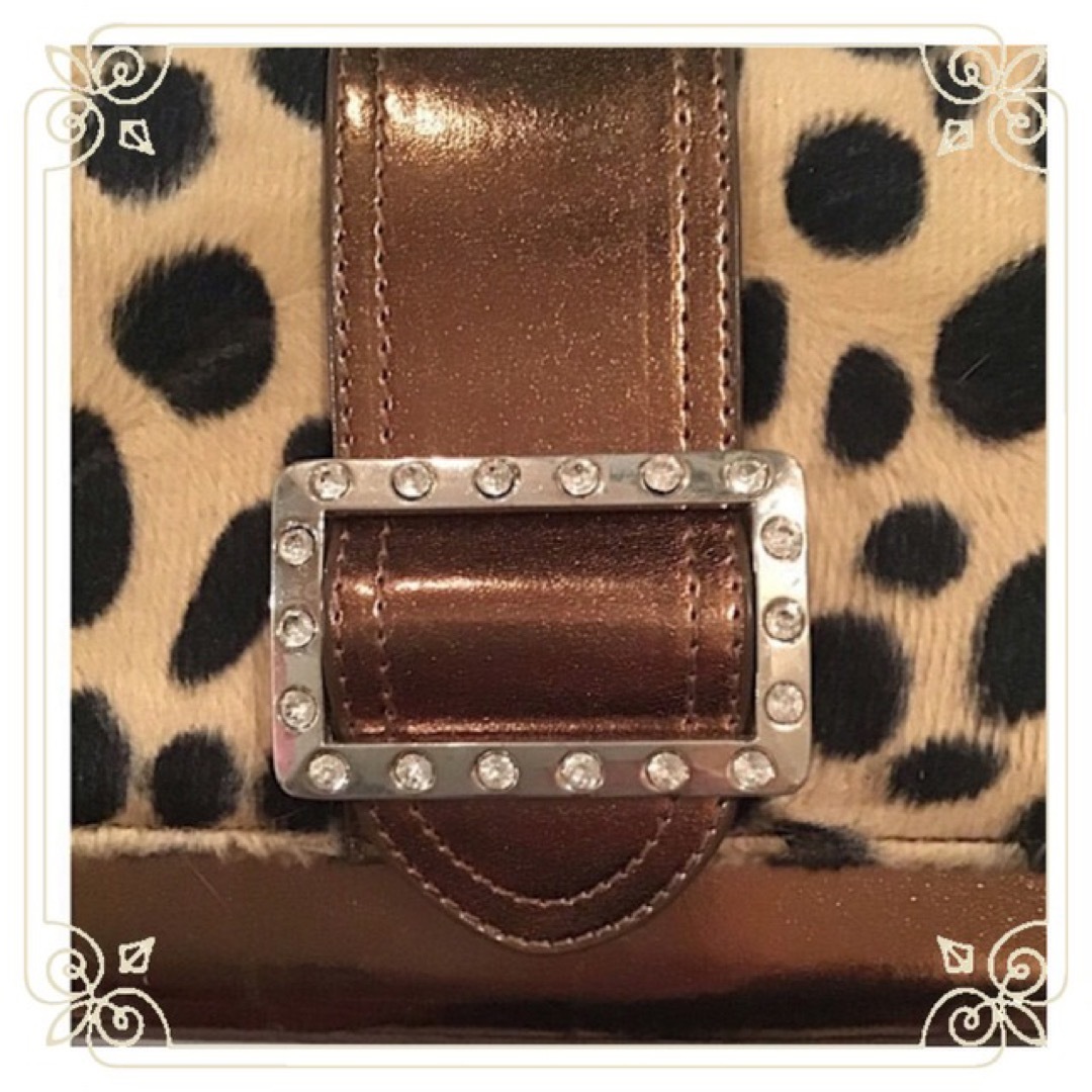 豹柄 メタリックレザー  クラッチバッグ ラインストーンバックル付き レディースのバッグ(クラッチバッグ)の商品写真
