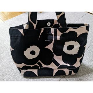 マリメッコ(marimekko)のmarimekkoトートバッグ　ブラック×ピンク　お花(トートバッグ)