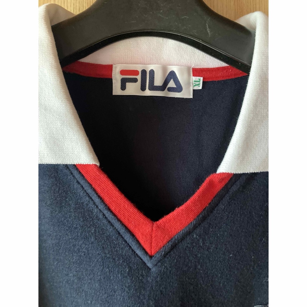 FILA(フィラ)の【美品】フィラ　XL　ワンポイントロゴ刺繍　Vネックポロシャツ メンズのトップス(ポロシャツ)の商品写真