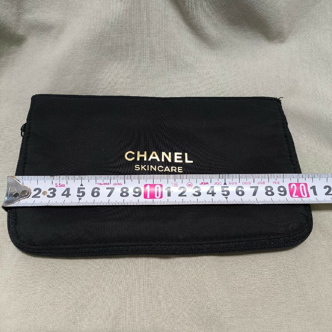 CHANEL(シャネル)のシャネルCHANEL　ポーチ　ナイロン　黒 レディースのファッション小物(ポーチ)の商品写真