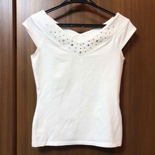 イネド(INED)の美品　イネドのキラキララインストーンがきれいな白いトップス(Tシャツ(半袖/袖なし))