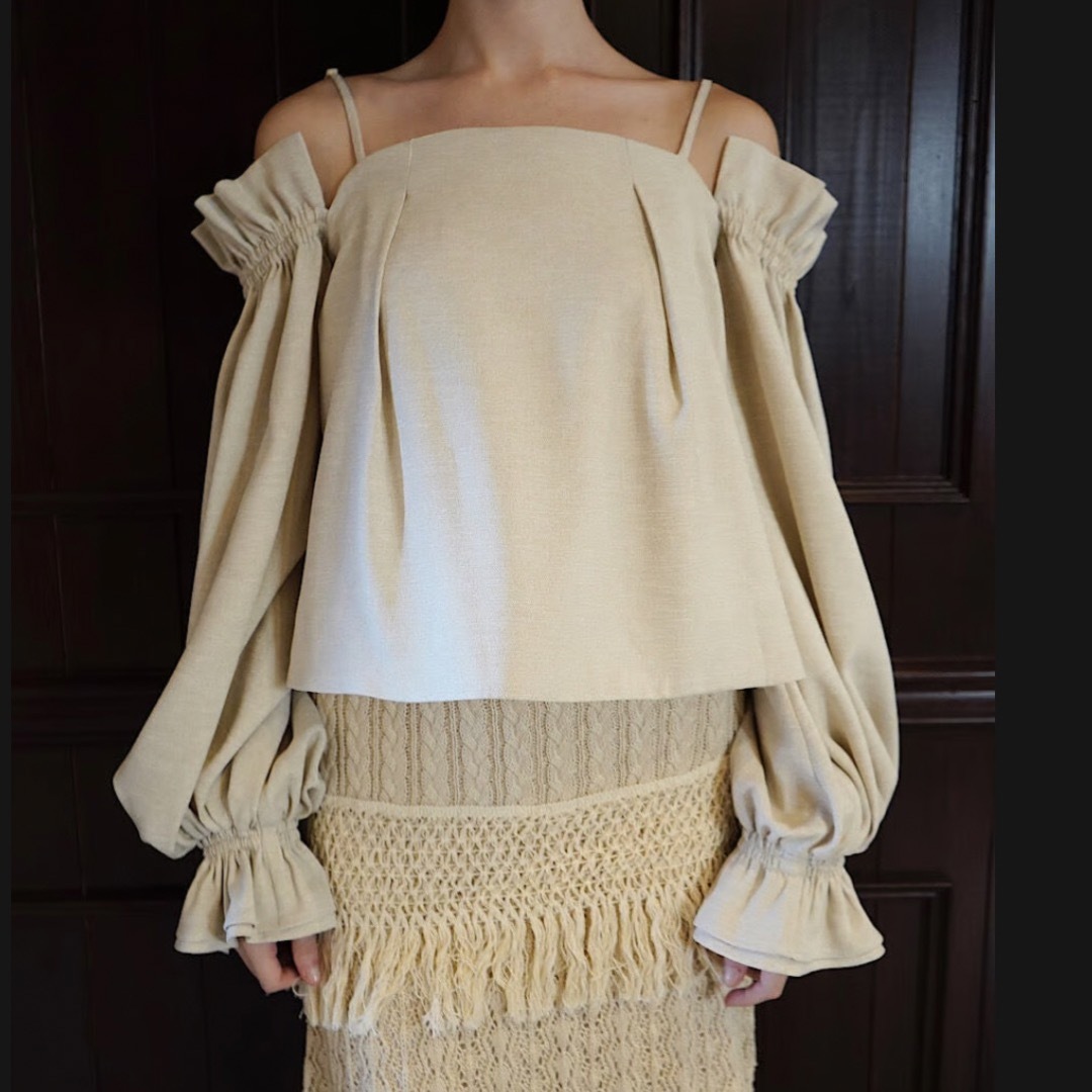 Ameri VINTAGE(アメリヴィンテージ)のacka puffy cami blouse (beige) レディースのトップス(シャツ/ブラウス(長袖/七分))の商品写真