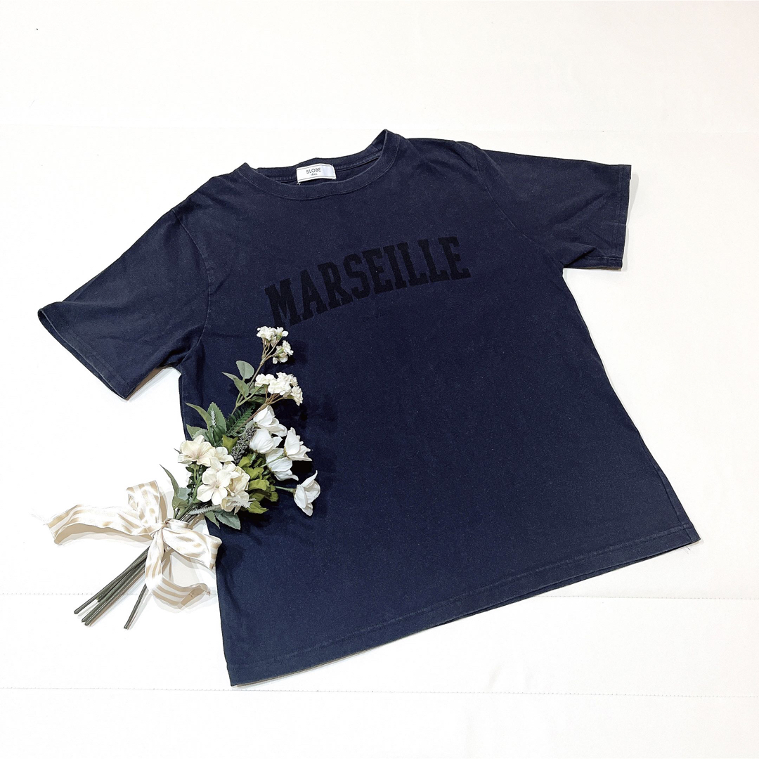 SLOBE IENA(スローブイエナ)のスローブイエナ　Tシャツ　MARSEILLE ロゴTシャツ　チャコールグレー レディースのトップス(Tシャツ(半袖/袖なし))の商品写真