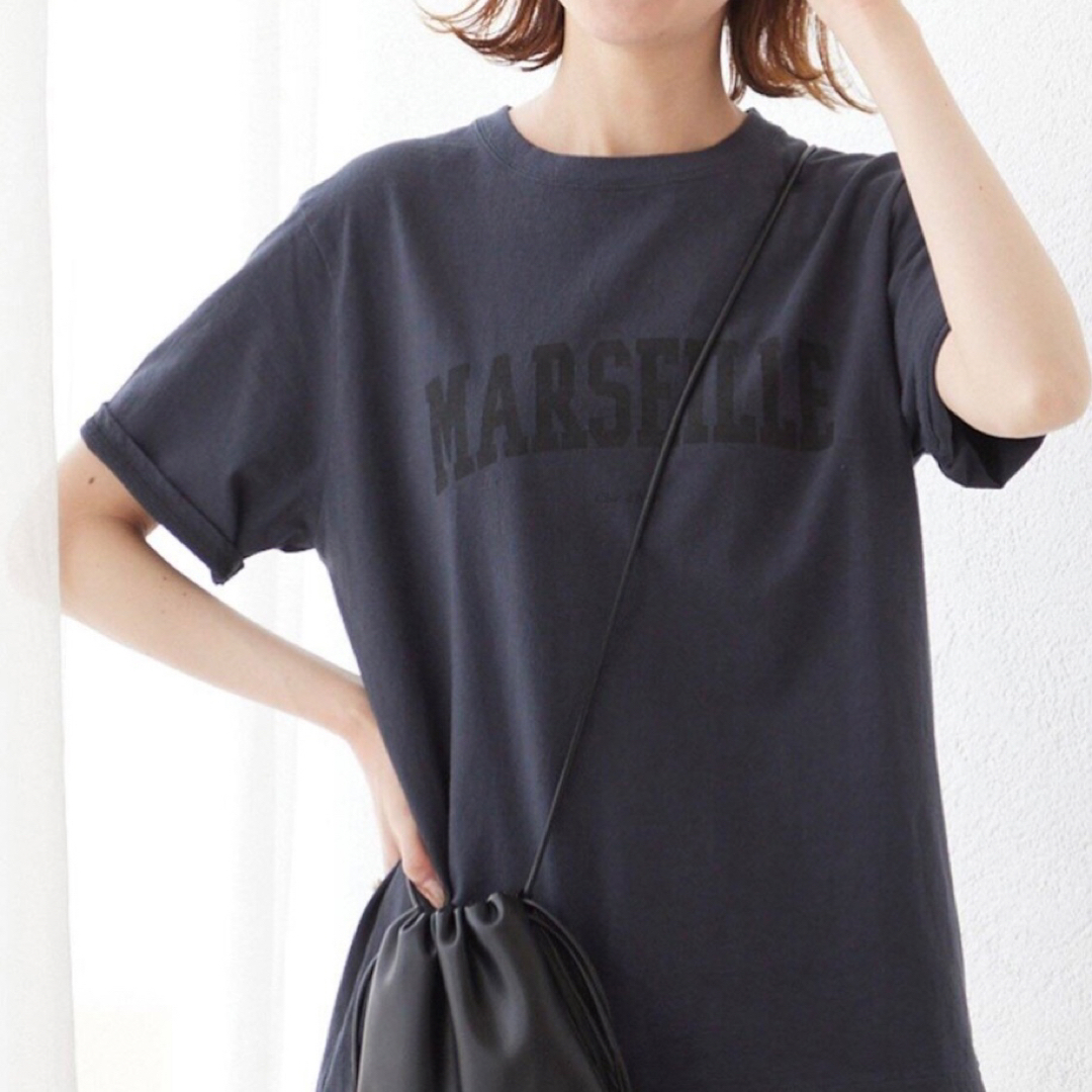 SLOBE IENA(スローブイエナ)のスローブイエナ　Tシャツ　MARSEILLE ロゴTシャツ　チャコールグレー レディースのトップス(Tシャツ(半袖/袖なし))の商品写真