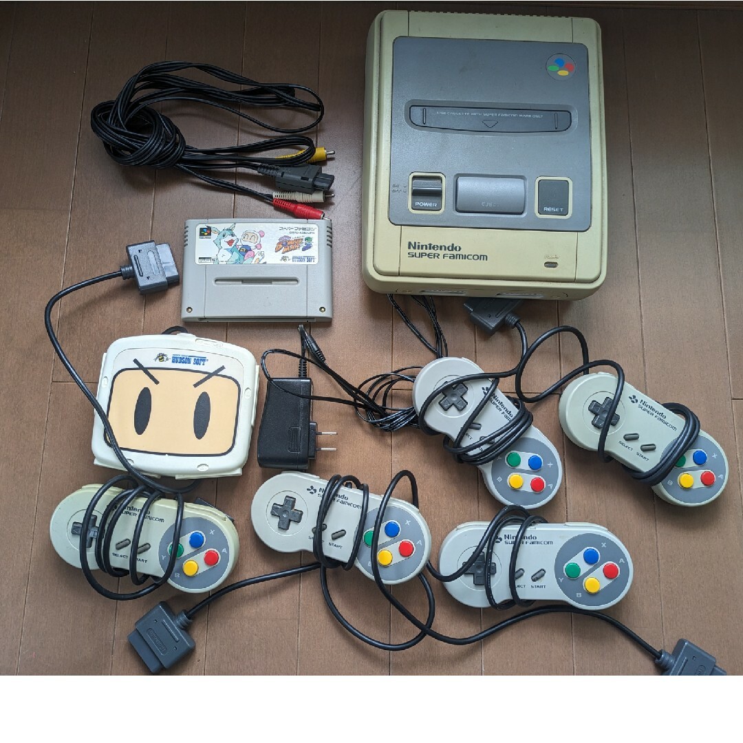 任天堂(ニンテンドウ)のｽｸﾞ遊べるスーパーファミコン本体＋ボンバーマン3のソフト エンタメ/ホビーのゲームソフト/ゲーム機本体(家庭用ゲーム機本体)の商品写真