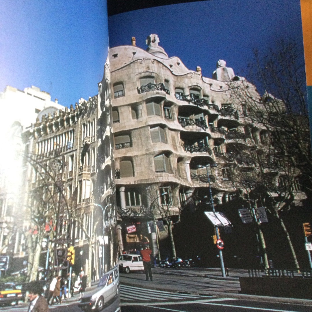 ガウディ　建築　洋書　本　英語　Gaudi スペイン　建築家　バルセロナ　写真集 エンタメ/ホビーの本(洋書)の商品写真
