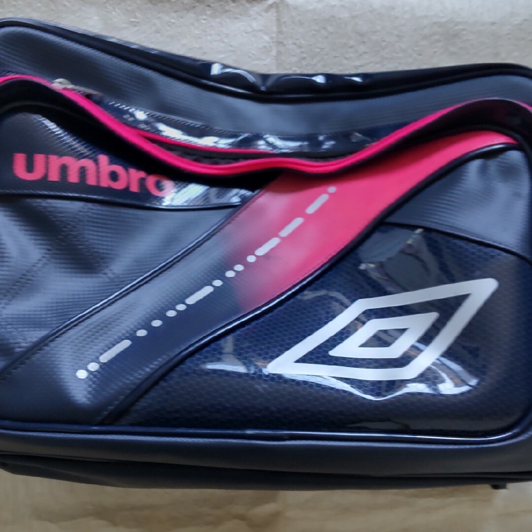 UMBRO(アンブロ)のumbroスポーツショルダーバック紺 スポーツ/アウトドアのスポーツ/アウトドア その他(その他)の商品写真