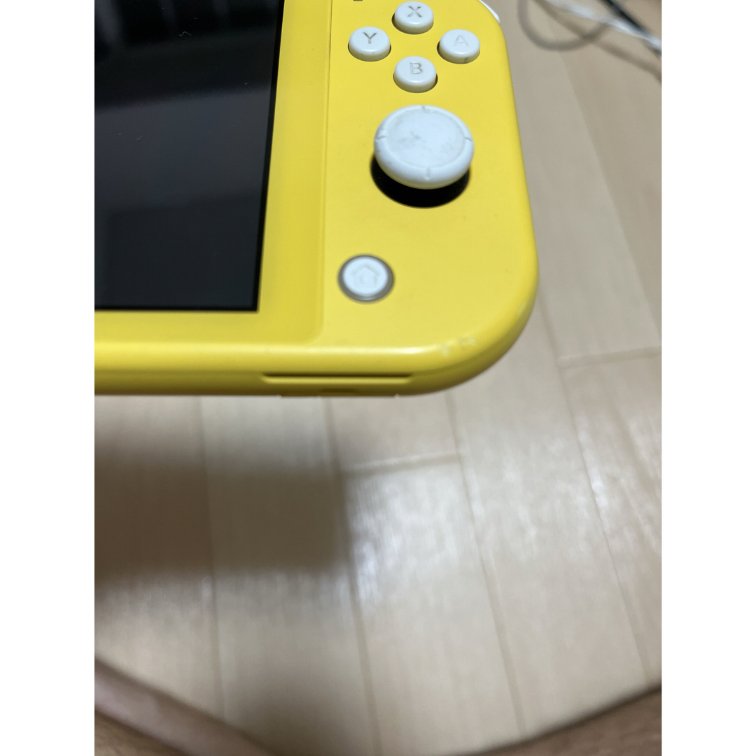 Nintendo Switch ライト　イエローカラー　少し難あり エンタメ/ホビーのゲームソフト/ゲーム機本体(家庭用ゲームソフト)の商品写真