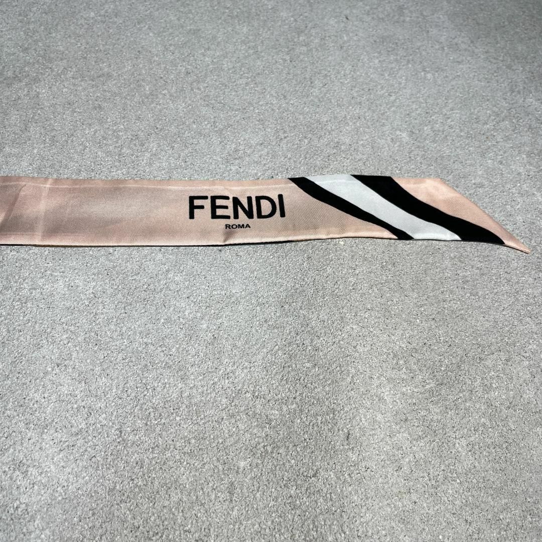 FENDI(フェンディ)のフェンディ FENDI ラッピー スカーフ ロゴ シルク ペカン リボン レディースのファッション小物(バンダナ/スカーフ)の商品写真