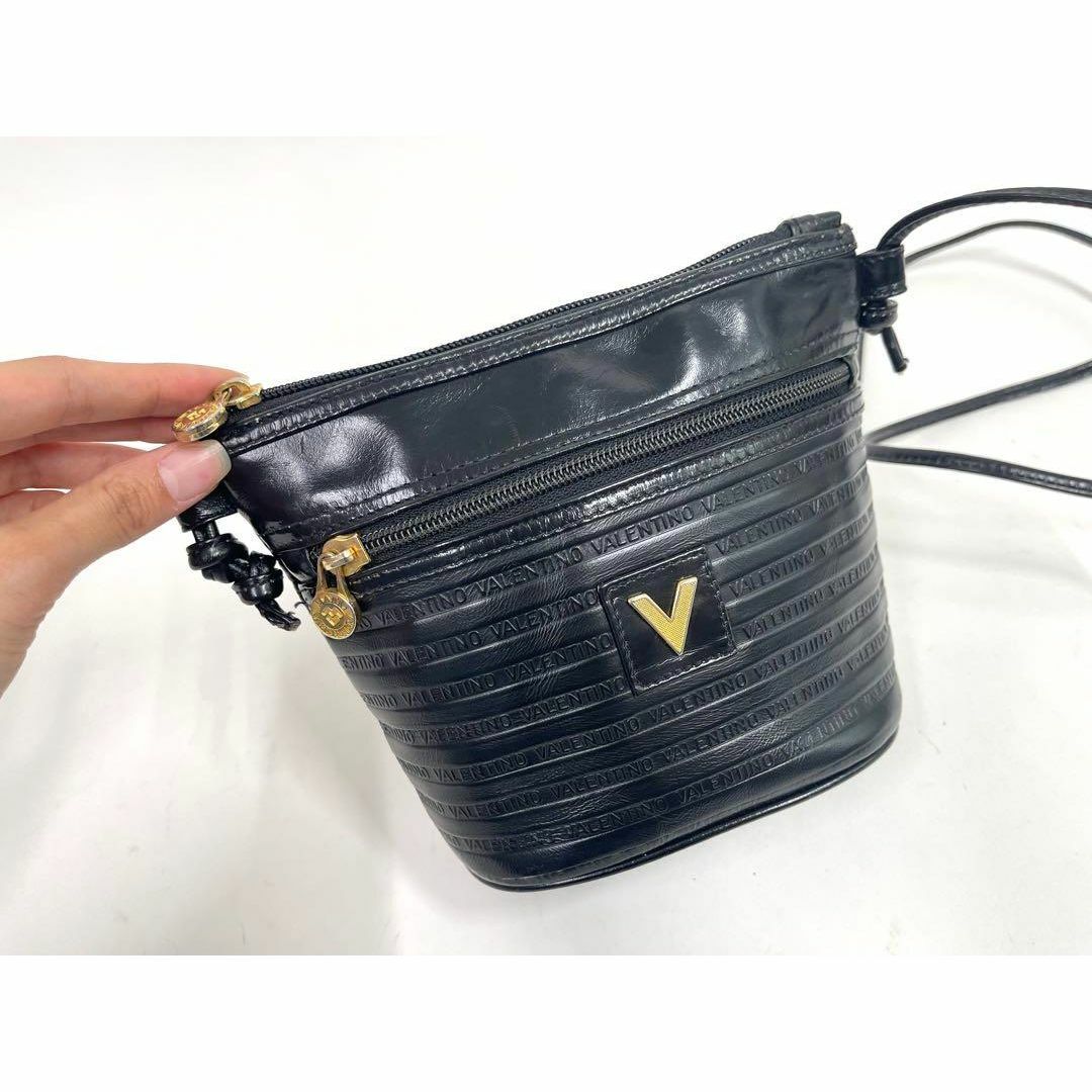 VALENTINO(ヴァレンティノ)のヴァレンティノ V ロゴ総柄 ミニショルダーバッグ レザー ゴールド金具 レディースのバッグ(ショルダーバッグ)の商品写真