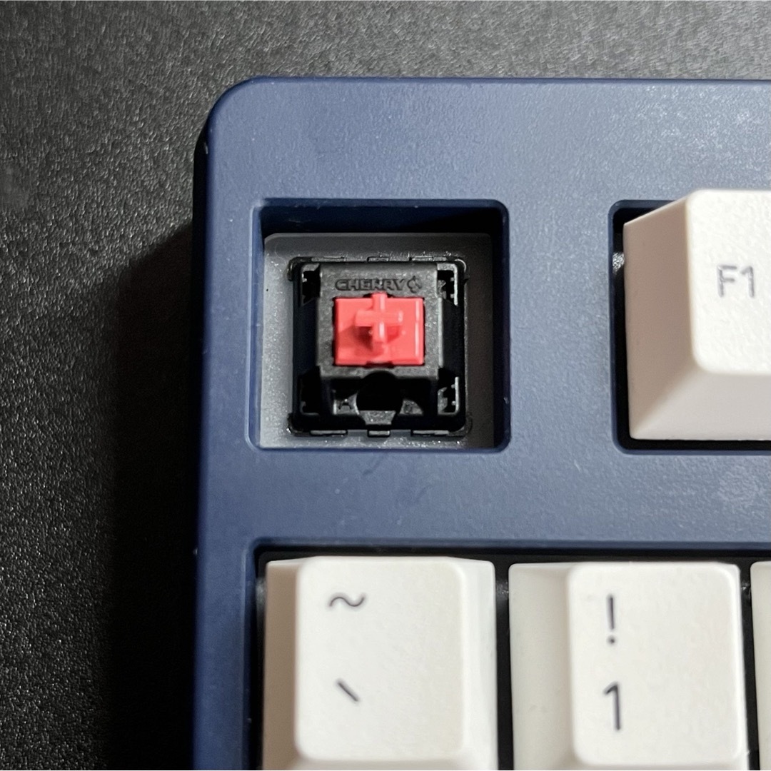 monokei standard keyboard MXsilent red スマホ/家電/カメラのPC/タブレット(PC周辺機器)の商品写真