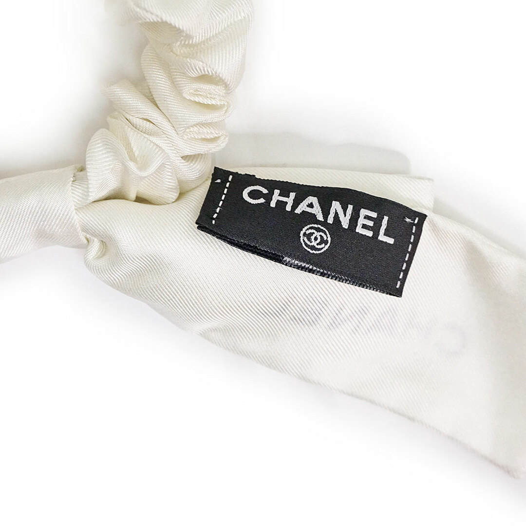 CHANEL(シャネル)のシャネル リボン シュシュ ヘアアクセサリー シルク100％ ホワイト 白 AA9064 箱付 CHANEL（新品・未使用品） レディースのアクセサリー(その他)の商品写真