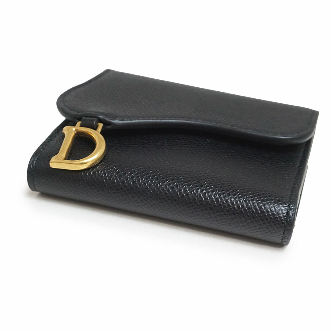 Christian Dior(クリスチャンディオール)のクリスチャンディオール SADDLE サドル ロータスウォレット コンパクト 三つ折り財布 グレインドカーフスキン レザー ブラック 黒 アンティークゴールド金具 S5652CBAA Christian Dior（新品・未使用品） レディースのファッション小物(財布)の商品写真