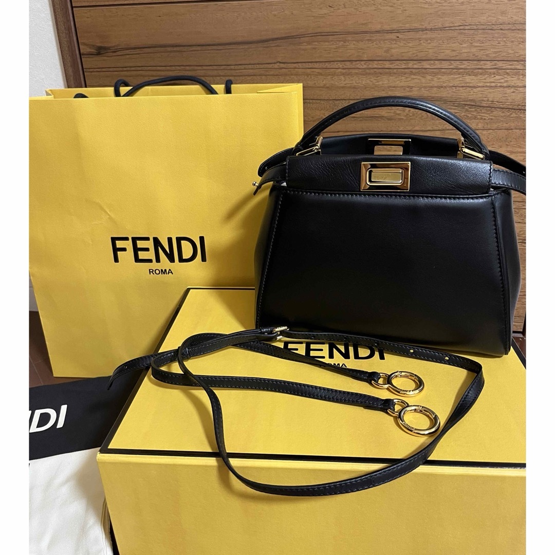 FENDI(フェンディ)のFENDI ピーカーブー　スモール　ラッピー付き　付属品全てあり レディースのバッグ(ハンドバッグ)の商品写真