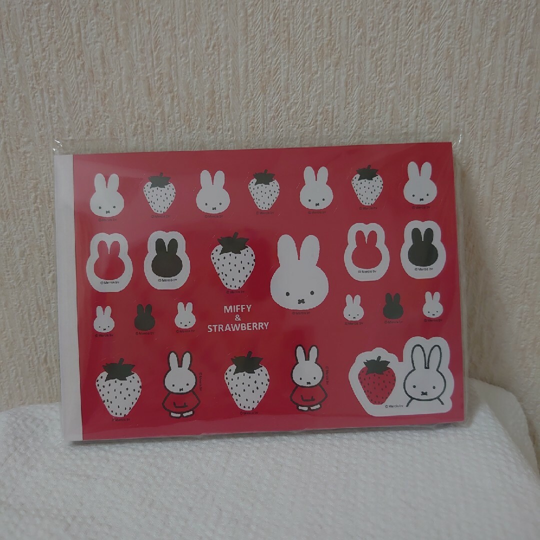 miffy(ミッフィー)の新品☆ミッフィー☆シール付☆いちご柄が可愛いメモパッド インテリア/住まい/日用品の文房具(ノート/メモ帳/ふせん)の商品写真