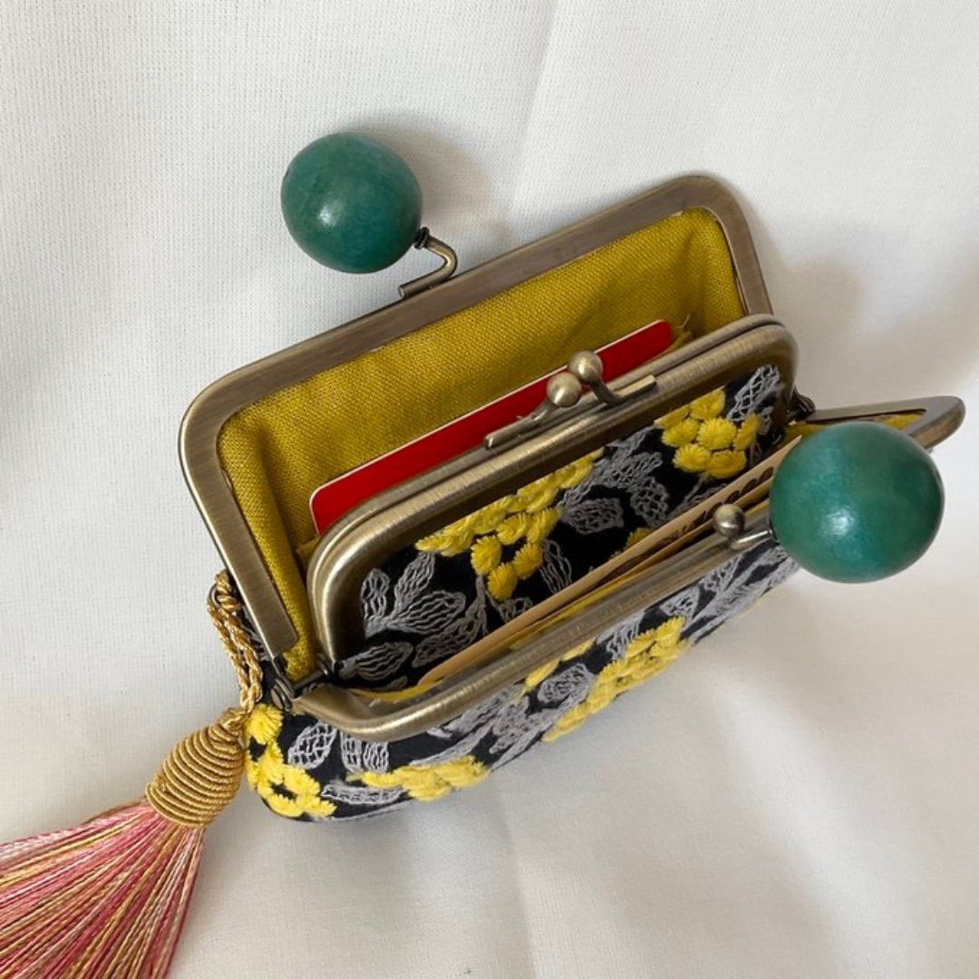 ミモザ　刺繍　大きい木玉親子がま口ミニ財布　　　 ハンドメイドのファッション小物(財布)の商品写真