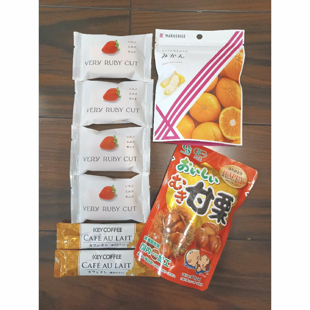 いちごミルクサンド　ベリールビーカット、チョコが染み込んだみかん他　お菓子詰め合 食品/飲料/酒の食品(菓子/デザート)の商品写真