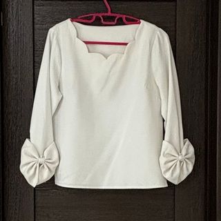 グレイル(GRL)のグレイル　GRL リボン　パール　ホワイト　スカラップ　トップス(シャツ/ブラウス(長袖/七分))