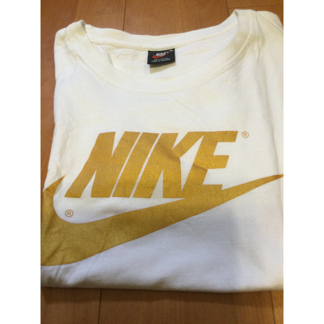 NIKE(ナイキ)のNIKE Tシャツ　ゴールドロゴ　レディースMサイズ レディースのトップス(Tシャツ(半袖/袖なし))の商品写真