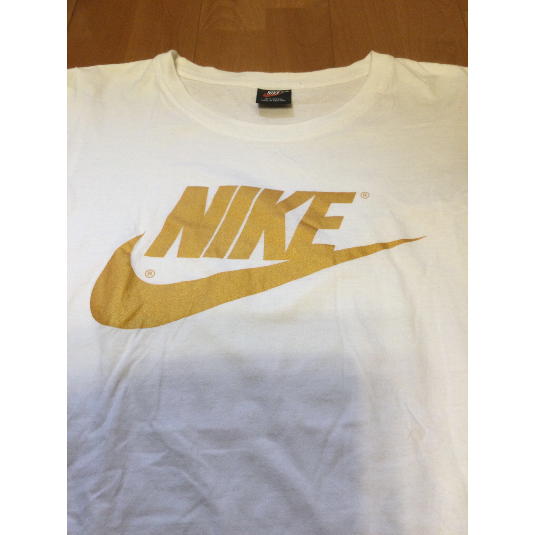 NIKE(ナイキ)のNIKE Tシャツ　ゴールドロゴ　レディースMサイズ レディースのトップス(Tシャツ(半袖/袖なし))の商品写真