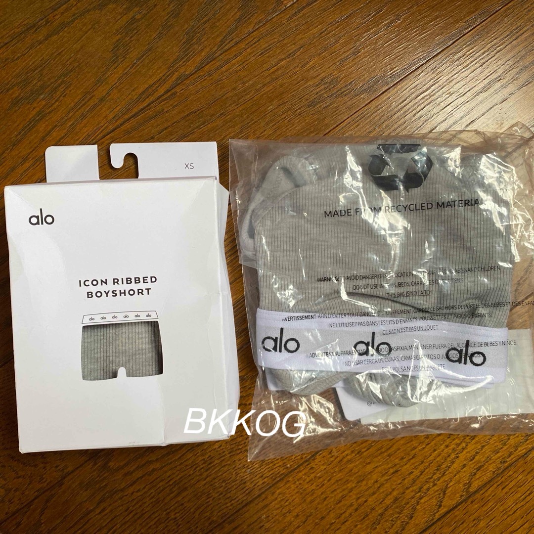 Calvin Klein(カルバンクライン)の【新品未使用】alo yoga アイコン リブ ブラトップ ショーツ セット スポーツ/アウトドアのトレーニング/エクササイズ(ヨガ)の商品写真