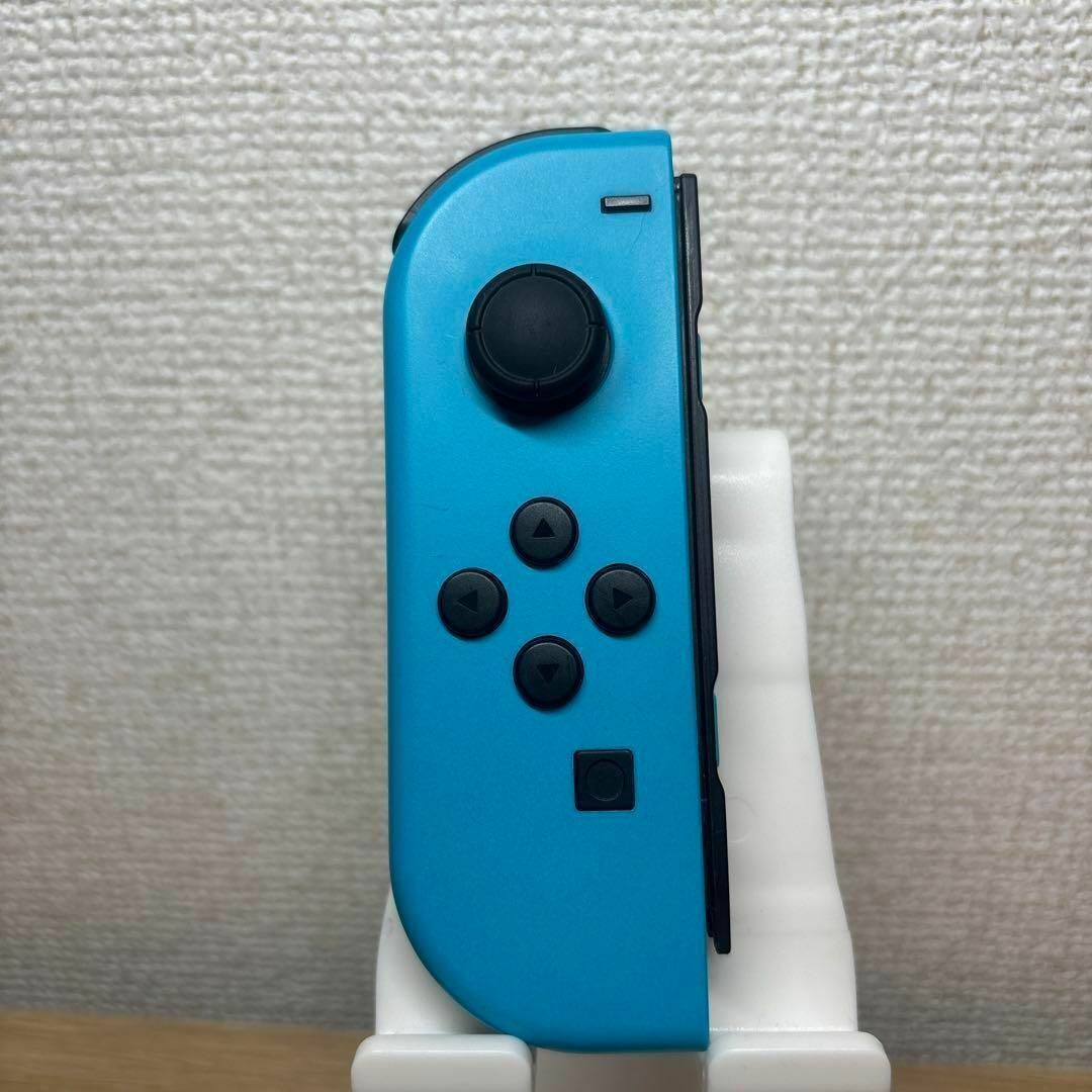 【比較的美品】JOY-CON (L)ネオンブルージョイコン左 エンタメ/ホビーのゲームソフト/ゲーム機本体(家庭用ゲーム機本体)の商品写真