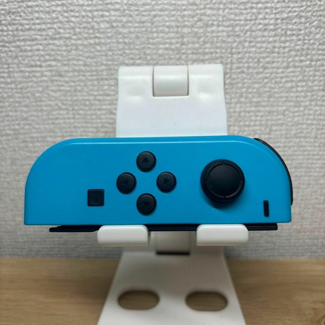 【比較的美品】JOY-CON (L)ネオンブルージョイコン左 エンタメ/ホビーのゲームソフト/ゲーム機本体(家庭用ゲーム機本体)の商品写真