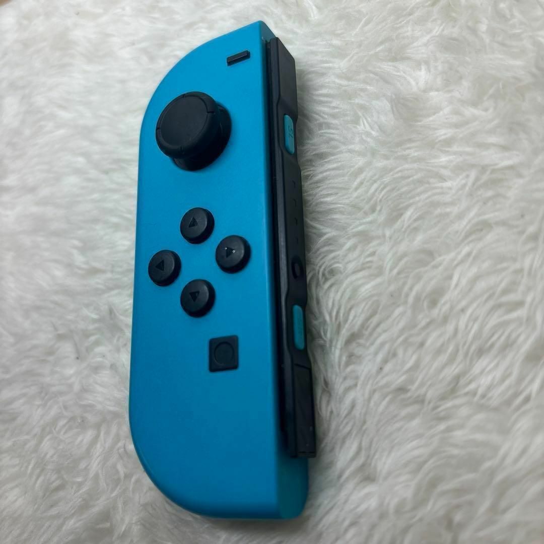 【比較的美品】JOY-CON (L)ネオンブルージョイコン左 エンタメ/ホビーのゲームソフト/ゲーム機本体(家庭用ゲーム機本体)の商品写真