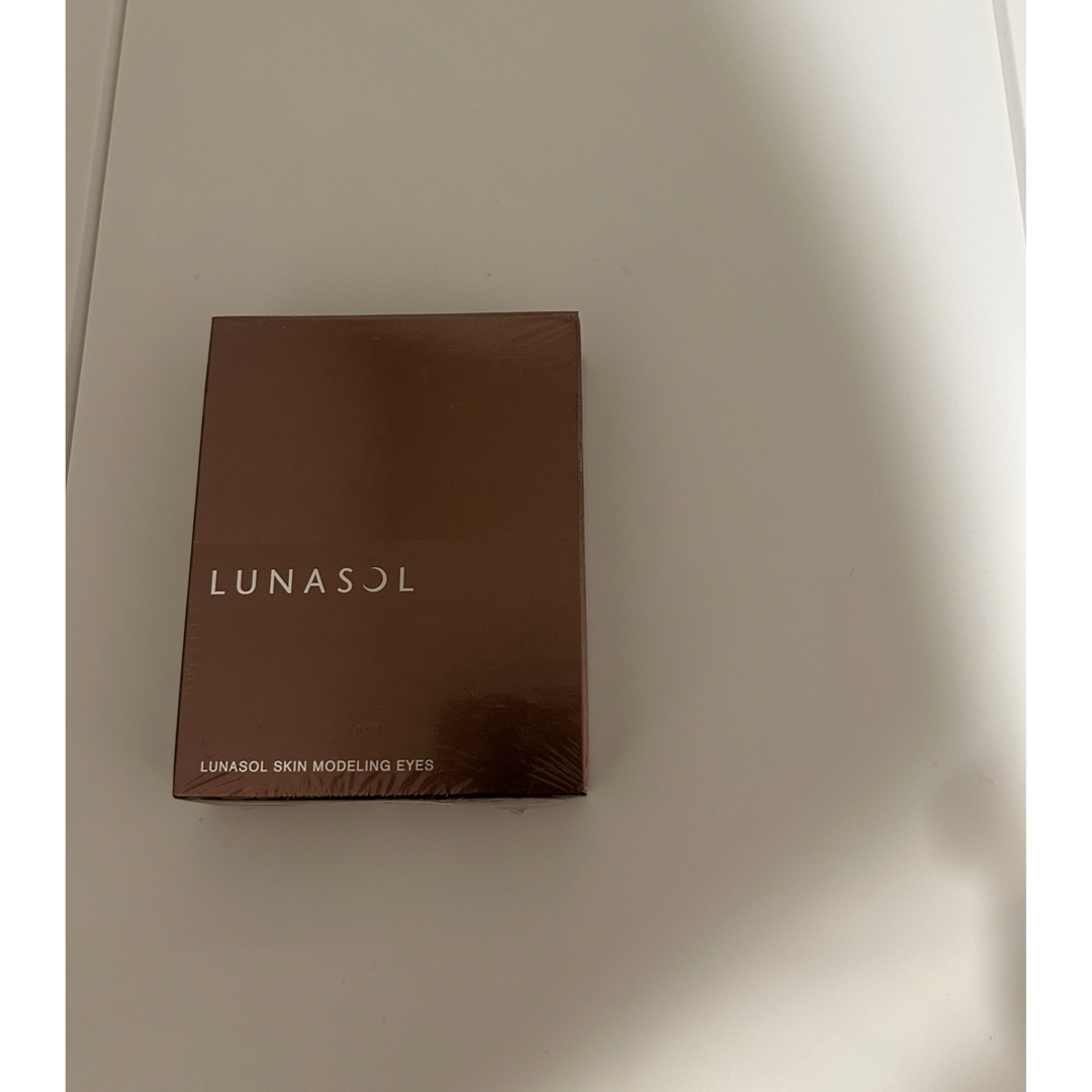 【新品】ルナソル　スキンモデリングアイズ01 コスメ/美容のベースメイク/化粧品(アイシャドウ)の商品写真