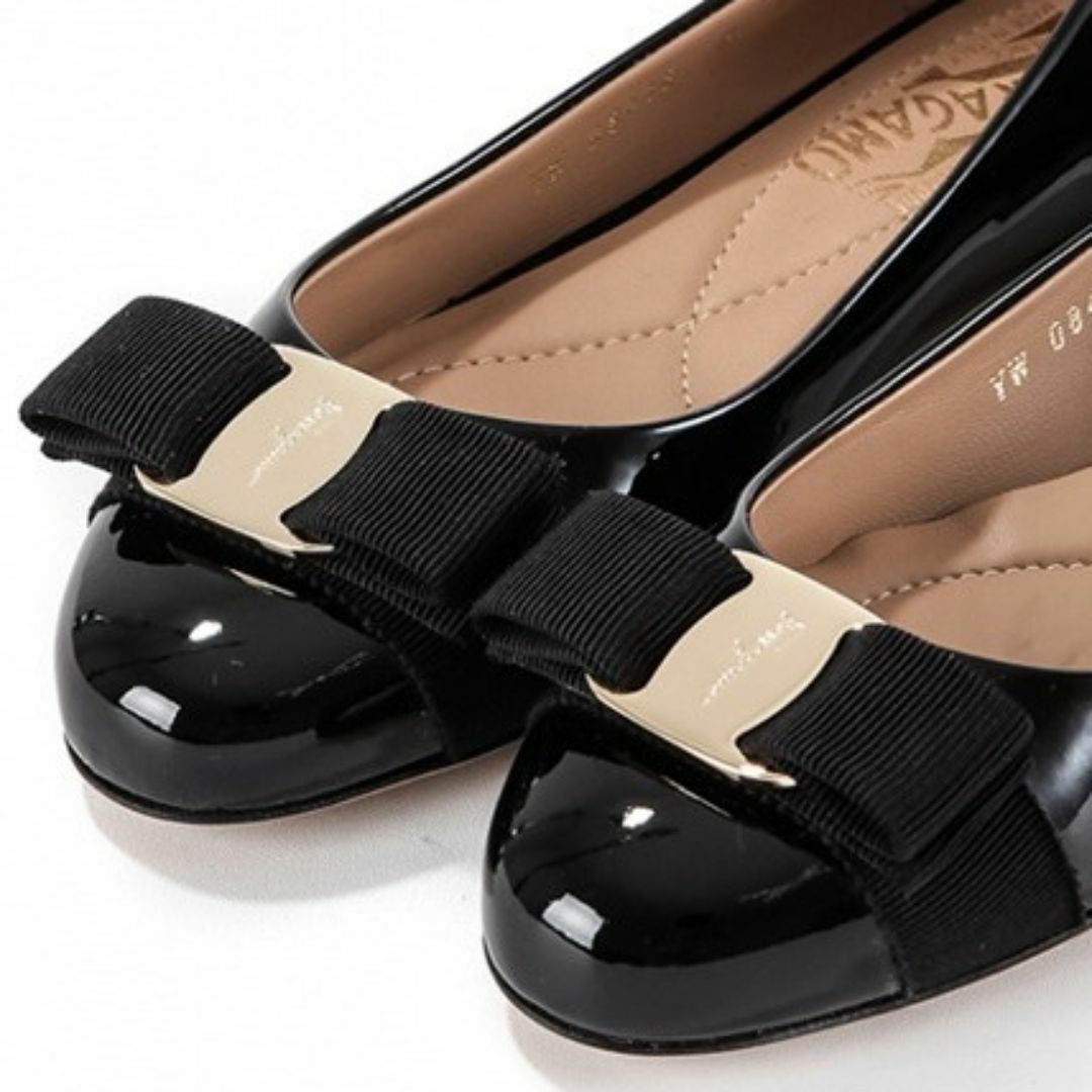 Ferragamo(フェラガモ)の●新品/正規品● Ferragamo VARINA NERO フラットシューズ  レディースの靴/シューズ(ローファー/革靴)の商品写真