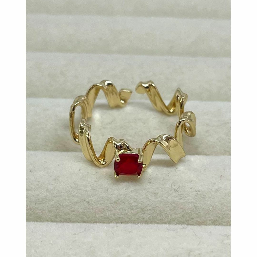 084b4赤×ゴールドリング　指輪　韓国アクセサリー　石プチプラ　ジュエリー レディースのアクセサリー(リング(指輪))の商品写真