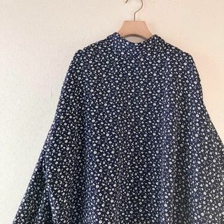 小花柄 バックボタン  ハイネック　ブラウス　トップス　とろみ 3XL(4L)(シャツ/ブラウス(長袖/七分))