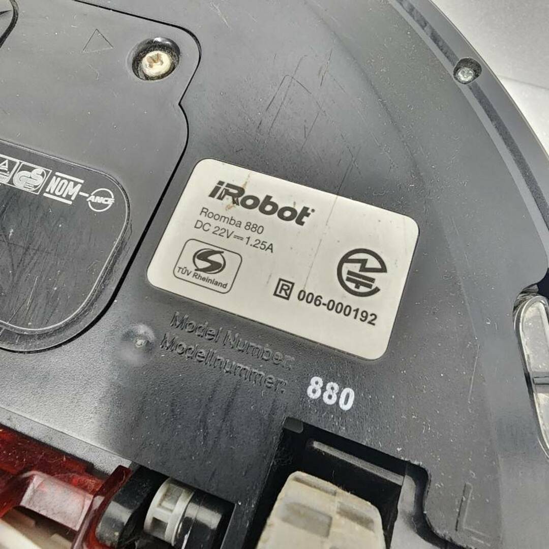 iRobot(アイロボット)のiRobot アイロボット Roomba 880 ロボット 掃除機 家電 ブラック 充電器付き 動作品 【中古品】 52404K69 スマホ/家電/カメラの生活家電(掃除機)の商品写真