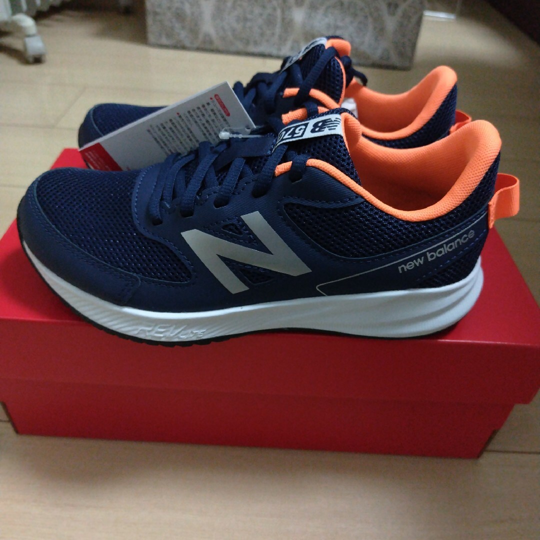 New Balance(ニューバランス)の【新品】New Balance 570 ネイビー 22cm キッズ/ベビー/マタニティのキッズ靴/シューズ(15cm~)(スニーカー)の商品写真