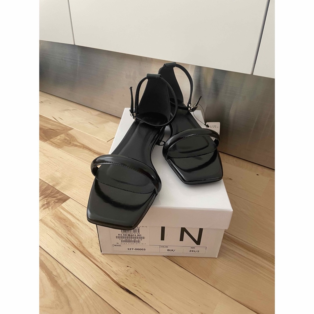 INDIVI(インディヴィ)の定価14993円　新品タグ付　INDIVI フラットストラップサンダル レディースの靴/シューズ(サンダル)の商品写真