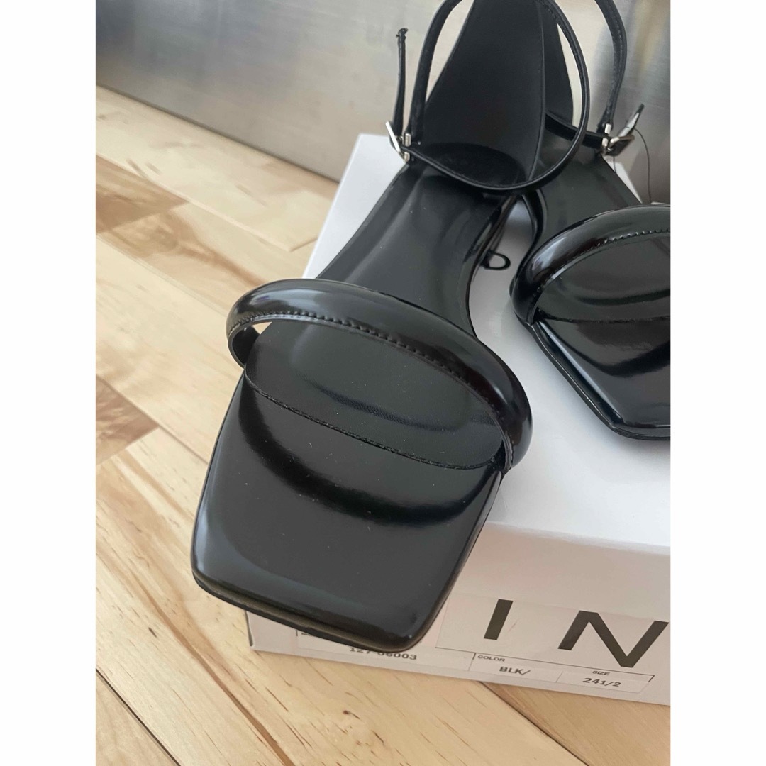 INDIVI(インディヴィ)の定価14993円　新品タグ付　INDIVI フラットストラップサンダル レディースの靴/シューズ(サンダル)の商品写真