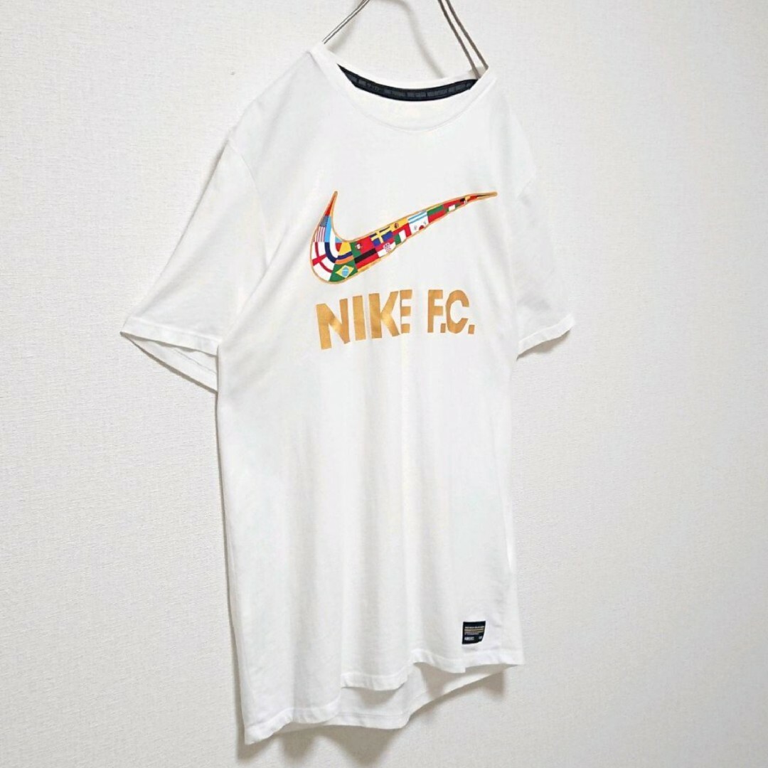 NIKE(ナイキ)のNIKE ナイキ 万国旗 柄 スウッシュ ロゴ ホワイト 半袖 Tシャツ メンズのトップス(Tシャツ/カットソー(半袖/袖なし))の商品写真