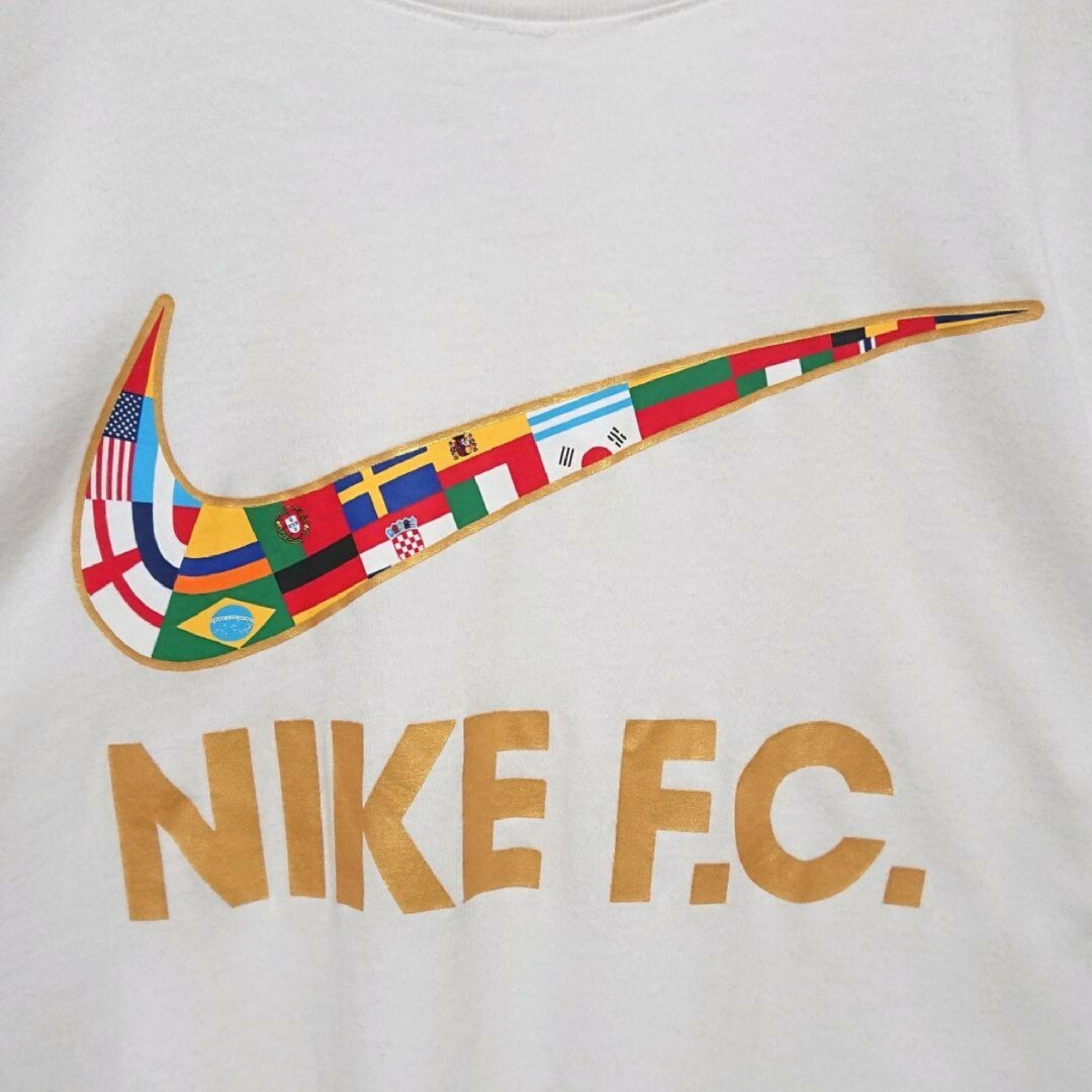 NIKE(ナイキ)のNIKE ナイキ 万国旗 柄 スウッシュ ロゴ ホワイト 半袖 Tシャツ メンズのトップス(Tシャツ/カットソー(半袖/袖なし))の商品写真