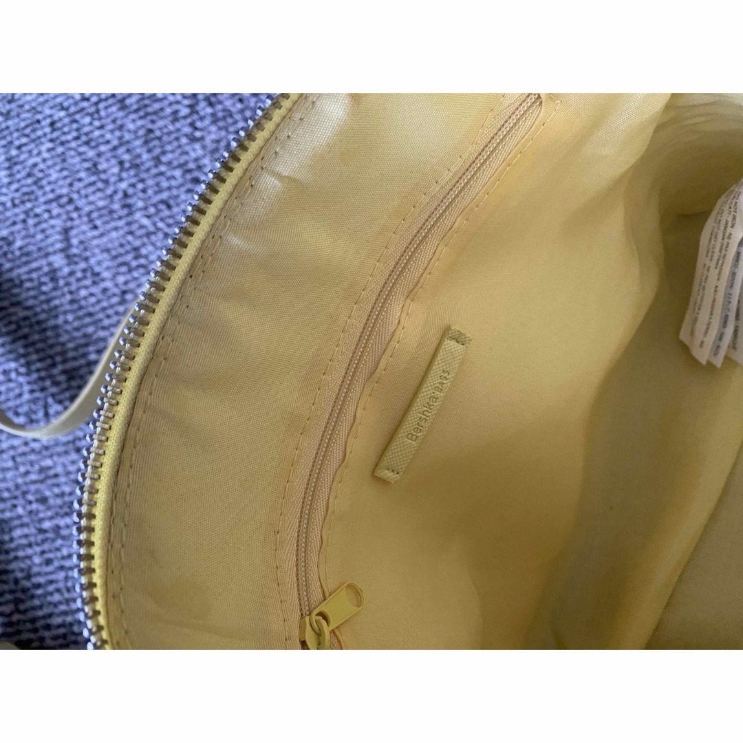 Bershka(ベルシュカ)のBershka ベルシュカ 肩掛け 斜めがけバッグ 美品 レディースのバッグ(ショルダーバッグ)の商品写真