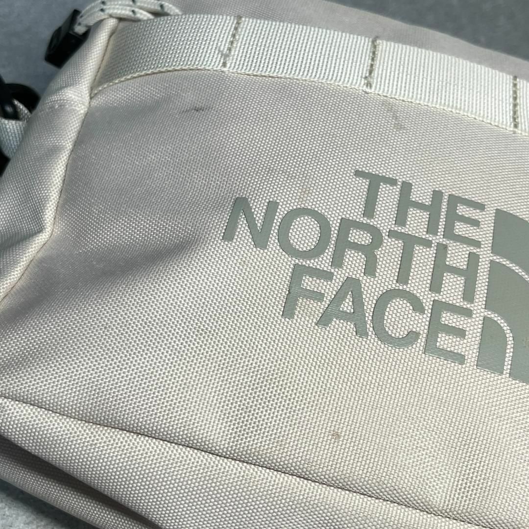 THE NORTH FACE(ザノースフェイス)のザノースフェイス ロゴ クロス ボディショルダー バッグ アイボリー メンズのバッグ(ショルダーバッグ)の商品写真