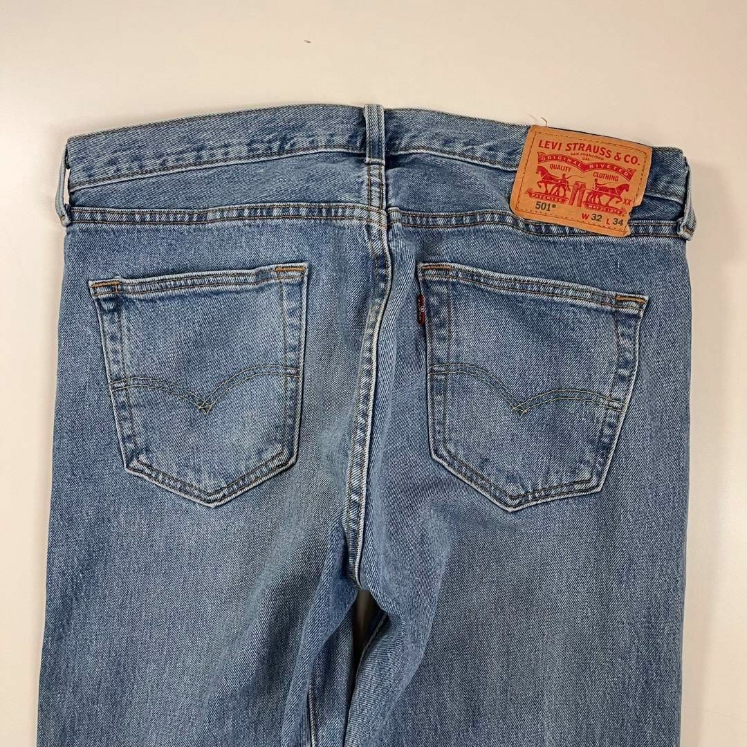 Levi's(リーバイス)のリーバイス 501 色落ち デニム ヒゲ 古着 W32 L34 ブルー メンズのパンツ(デニム/ジーンズ)の商品写真