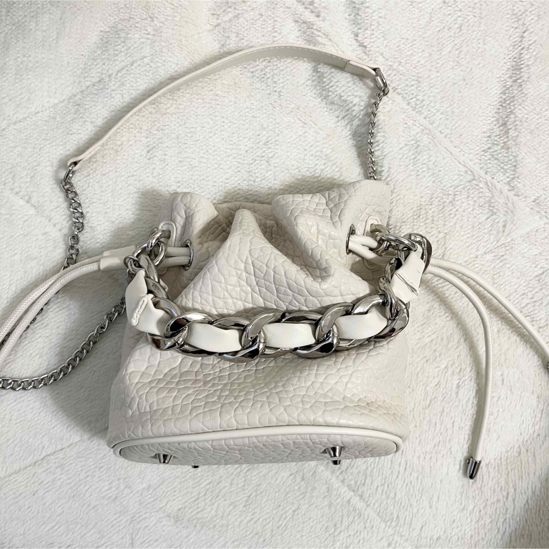 iLOFUL チャンキーチェーンバケットバッグ ハンドバッグ 白 レディースのバッグ(ハンドバッグ)の商品写真