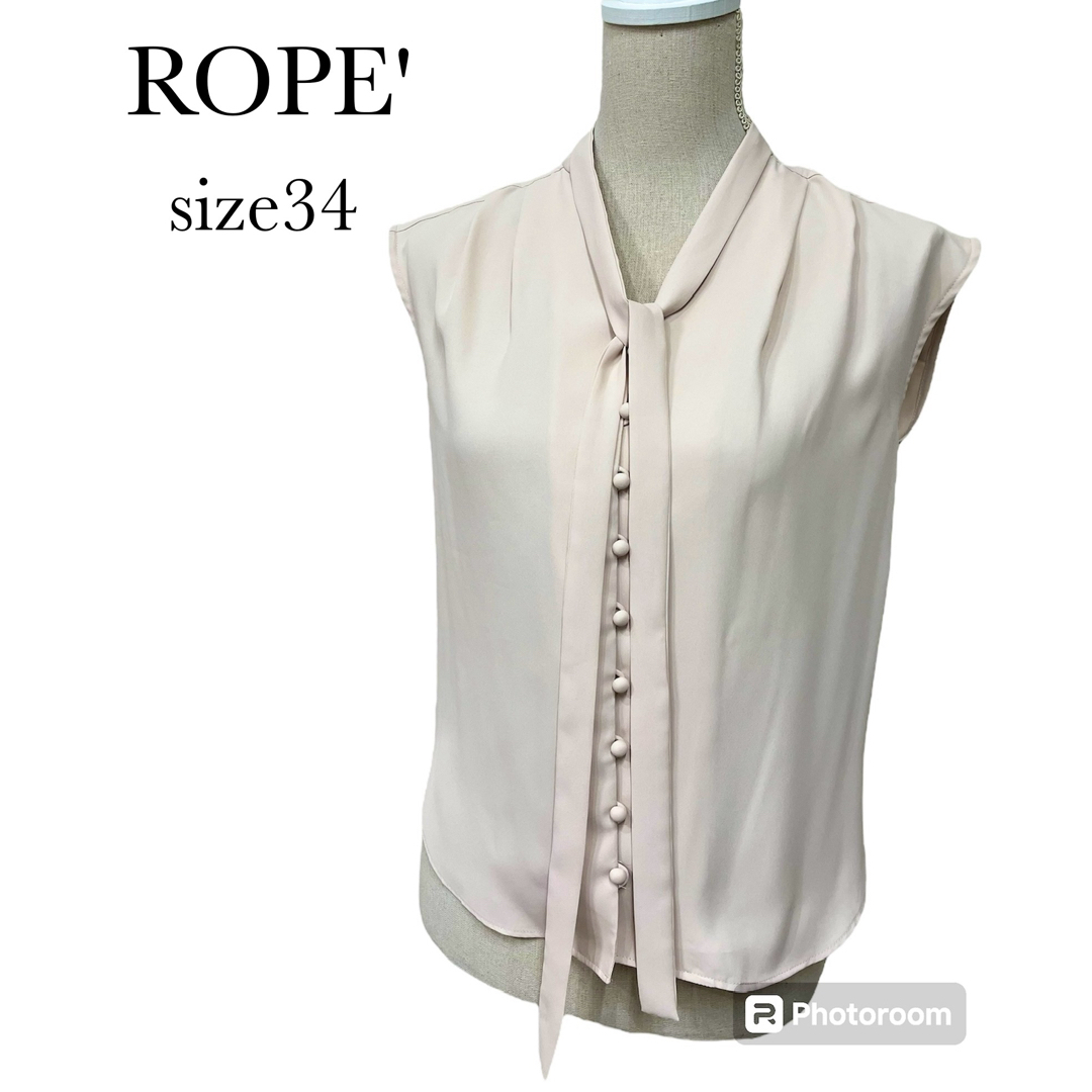 ROPE’(ロペ)のロペ　小さいサイズ34   アムンゼン2WAYボウタイブラウス　ピンクベージュ レディースのトップス(シャツ/ブラウス(半袖/袖なし))の商品写真