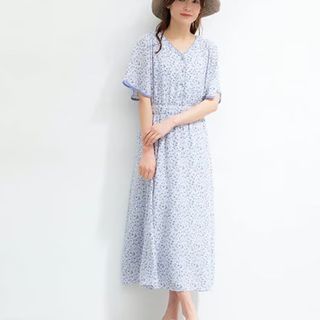 ハニーズ(HONEYS)の【美品】Honeys 配色Ｖネックワンピース　ブルー　Mサイズ　フレア袖(ロングワンピース/マキシワンピース)