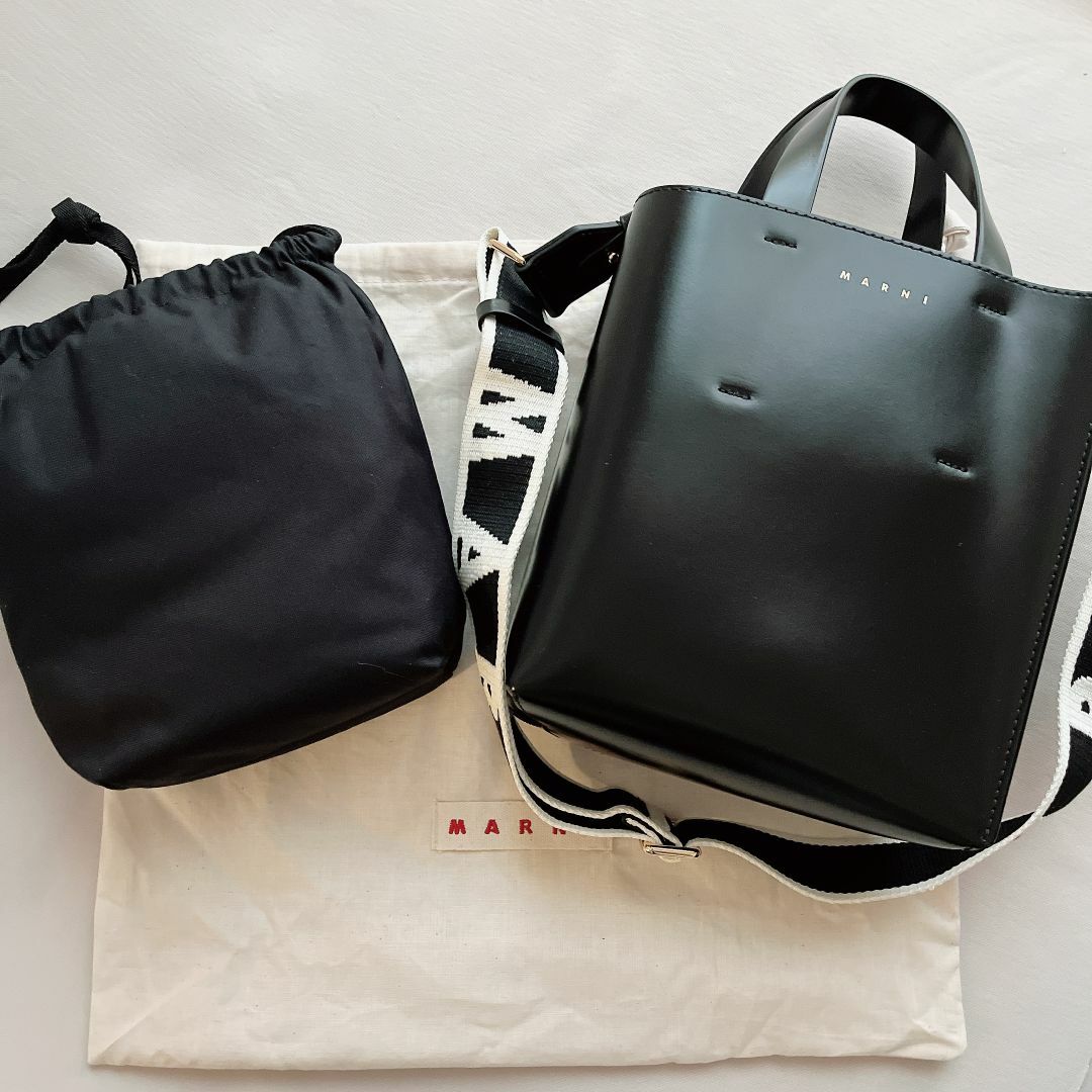 Marni(マルニ)のMarni ブラック レザー MUSEO ミニ トート バッグ レディースのバッグ(トートバッグ)の商品写真