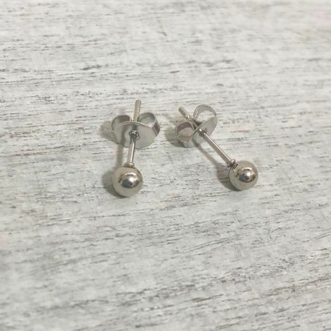 アレルギー対応！ステンレス製　シャカ玉ボールピアス　4mm メンズのアクセサリー(ピアス(両耳用))の商品写真