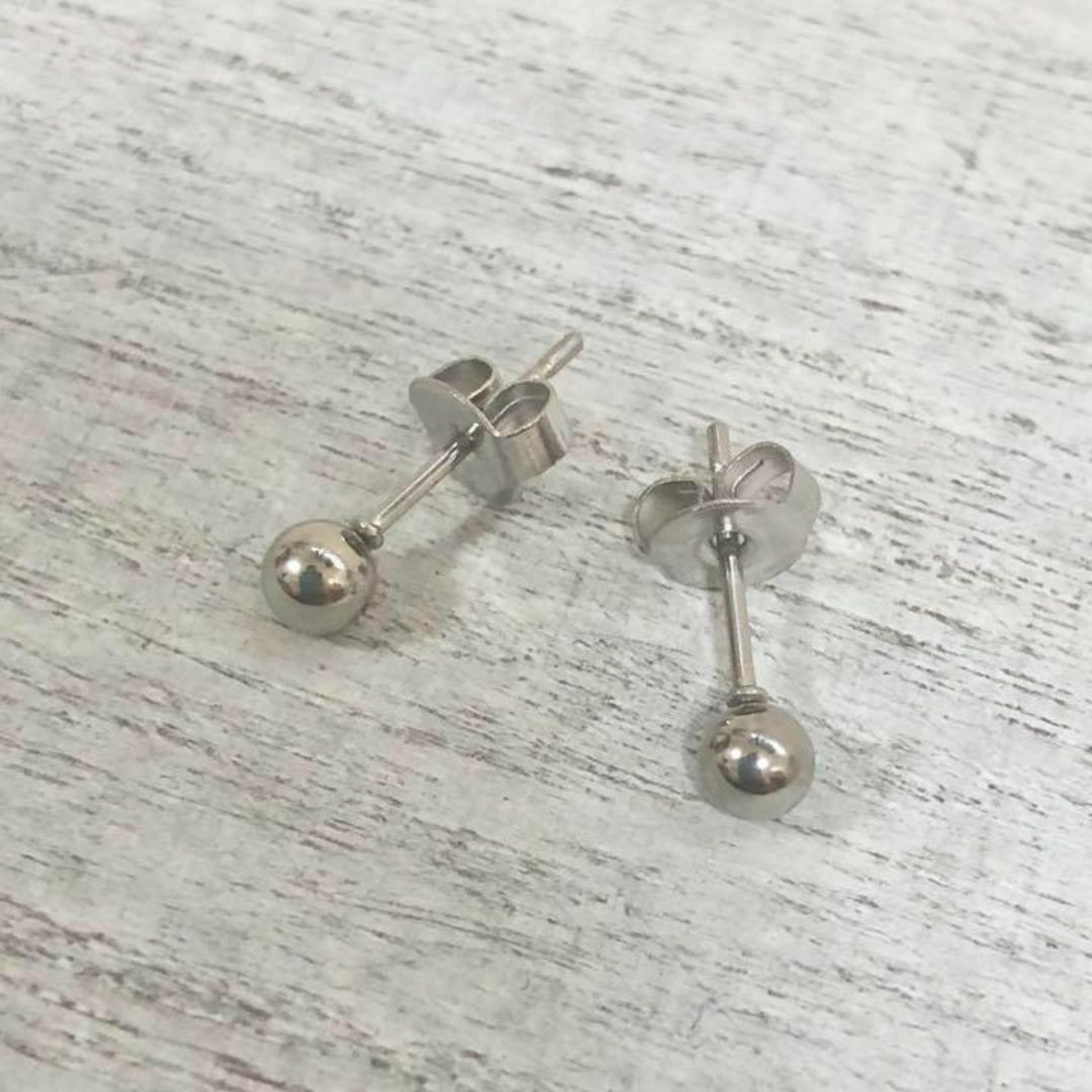 アレルギー対応！ステンレス製　シャカ玉ボールピアス　4mm メンズのアクセサリー(ピアス(両耳用))の商品写真