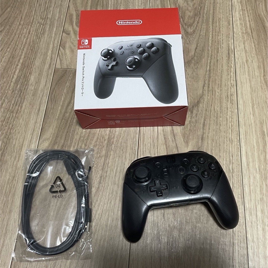 Nintendo Switch(ニンテンドースイッチ)のswitch pro コントローラー　純正 エンタメ/ホビーのゲームソフト/ゲーム機本体(その他)の商品写真