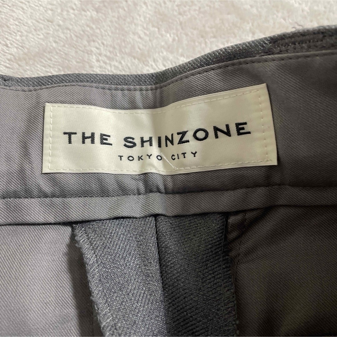 Shinzone(シンゾーン)の美品☆SHINZONE シンゾーン　センタープレスパンツ　グレー  スラックス レディースのパンツ(カジュアルパンツ)の商品写真