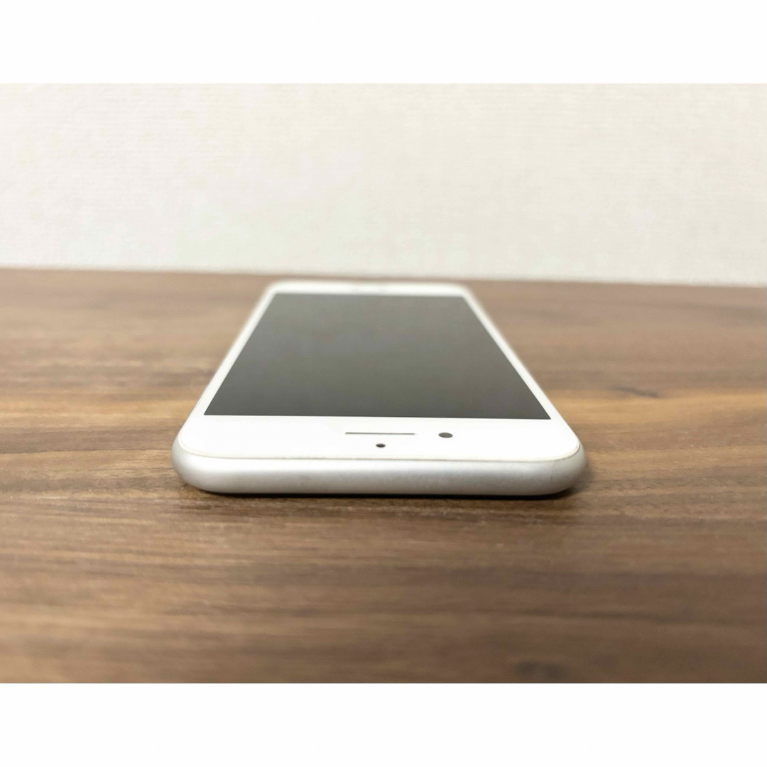 iPhone(アイフォーン)の【美品】iPhone 8 64GB シルバー SIMフリー　付属品あり スマホ/家電/カメラのスマートフォン/携帯電話(スマートフォン本体)の商品写真